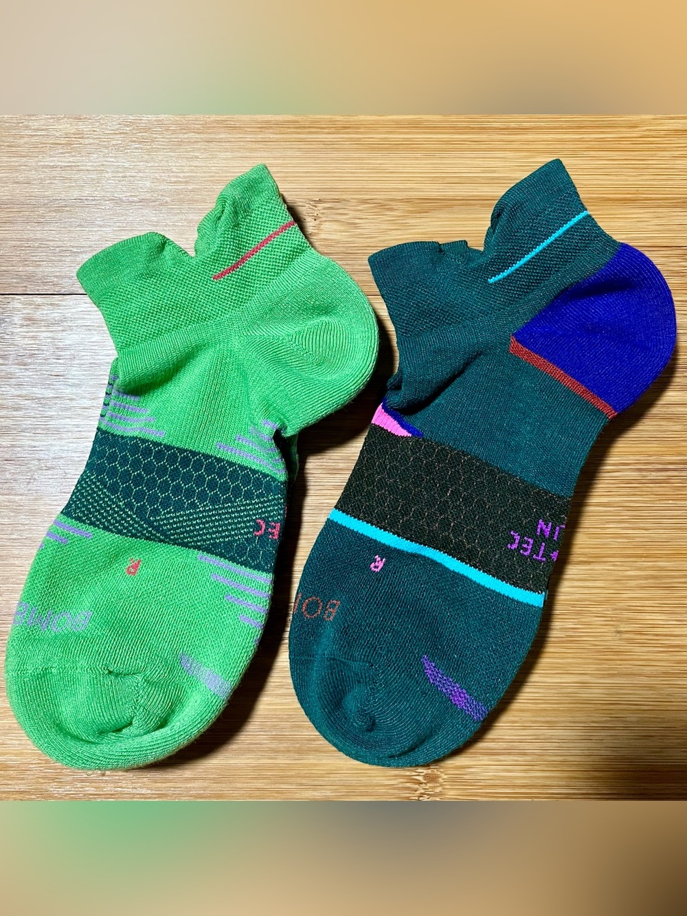 2 Pairs Of Bombas Hex Tec Run Athletic Ankle Socks light & dark green MEDIUM, M